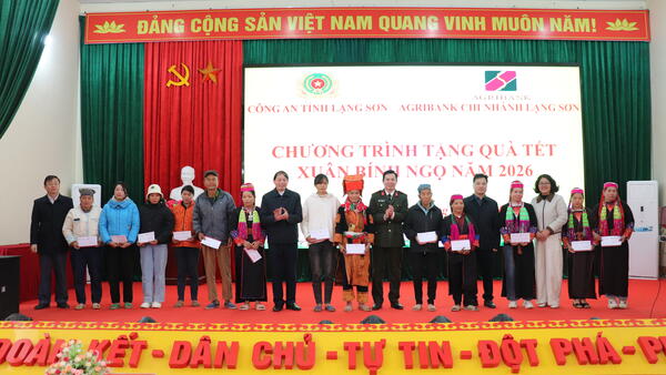 LÃNH ĐẠO CÔNG AN TỈNH TẶNG QUÀ TẾT TẠI XÃ CHÂU SƠN
