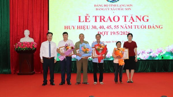 TRAO TẶNG HUY HIỆU ĐẢNG ĐỢT 19/5