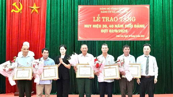 LỄ TRAO TẶNG HUY HIỆU 30 VÀ 40 NĂM TUỔI ĐẢNG TẠI XÃ CHÂU SƠN