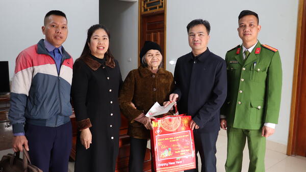 LÃNH ĐẠO XÃ THĂM, TẶNG QUÀ TẾT NGUYÊN LÃNH ĐẠO XÃ, NGƯỜI CÓ CÔNG, GIA ĐÌNH CHÍNH SÁCH TRÊN ĐỊA BÀN