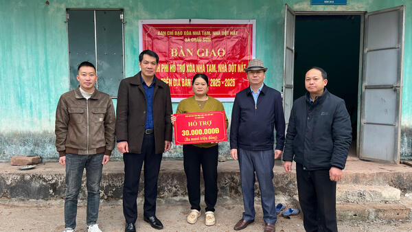 BÀN GIAO KINH PHÍ HỖ TRỢ XÓA NHÀ TẠM, NHÀ DỘT NÁT