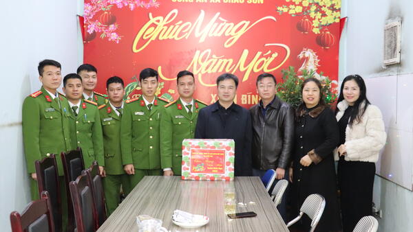 LÃNH ĐẠO XÃ THĂM, TẶNG QUÀ CÁC ĐƠN VỊ CÔNG AN, QUÂN SỰ, TRẠM Y TẾ XÃ