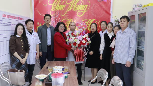 LÃNH ĐẠO XÃ CHÂU SƠN THĂM, CHÚC MỪNG TRẠM Y TẾ XÃ NHÂN NGÀY THẦY THUỐC VIỆT NAM 27/2