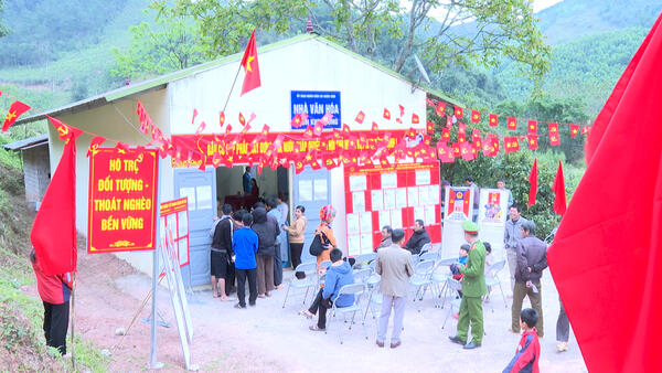 Lãnh đạo tỉnh và xã tham gia bầu cử tại các điểm bỏ phiếu trên địa bàn xã