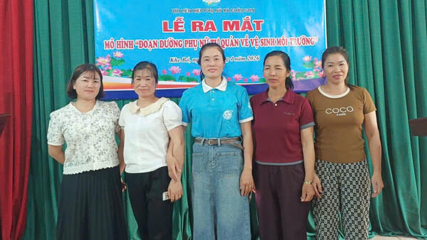 HỘI LHPN XÃ CHÂU SƠN RA MẮT MÔ HÌNH “ĐOẠN ĐƯỜNG PHỤ NỮ TỰ QUẢN VỀ VỆ SINH MÔI TRƯỜNG” TẠI THÔN KHE BÓ