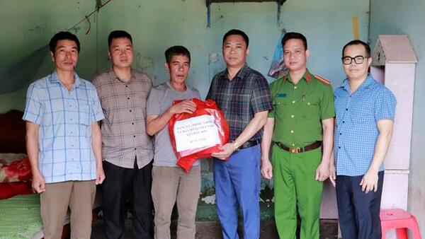 ĐỒNG CHÍ CHỦ TỊCH UBND XÃ THĂM, TẶNG QUÀ THÂN NHÂN LIỆT SĨ DỊP 27/7
