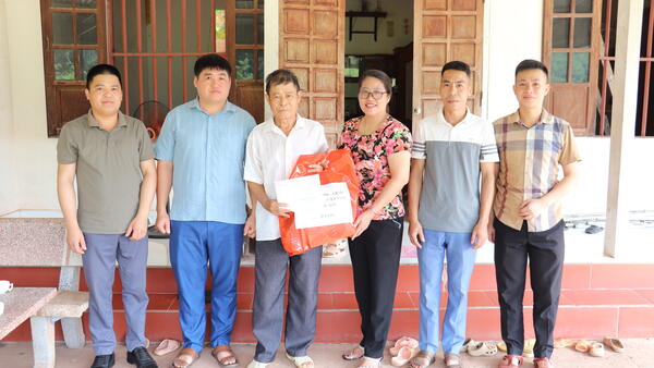 ĐOÀN CÔNG TÁC XÃ THĂM, TẶNG QUÀ GIA ĐÌNH CHÍNH SÁCH DỊP 27/7