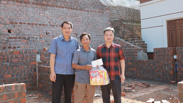 BÍ THƯ ĐẢNG ỦY XÃ CHÂU SƠN THĂM, ĐỘNG VIÊN HỘ GIA ĐÌNH ĐƯỢC HỖ TRỢ XÓA NHÀ TẠM, NHÀ DỘT NÁT