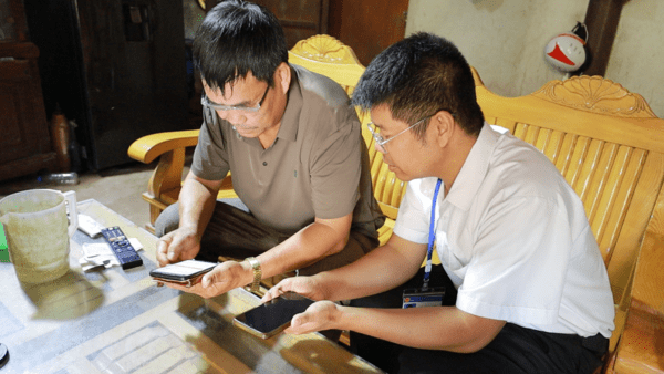 XÃ CHÂU SƠN: “ĐI TỪNG NGÕ, GÕ TỪNG NHÀ” HỖ TRỢ NGƯỜI DÂN TÍCH HỢP BHYT VÀ TẠO LẬP SỔ SỨC KHỎE ĐIỆN TỬ TRÊN VneID